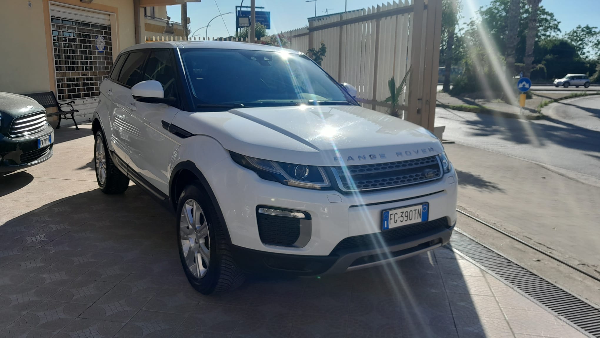 LAND ROVER EVOQUE 2.0 TD4 SE DYNAMIC 150CV AUTO 4X4 IMM 01/04/2017 KM 144750 € 14.690,00 - immagine 3